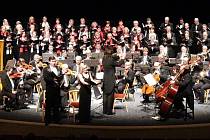 Na snímku je závěrečný koncert Festivalového orchestru Petra Macka minulé sezóny se sólisty, dirigentem a sbory. 