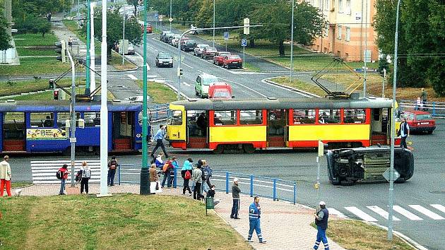 Střet osobního automobilu s tramvají na mostecké třídě Budovatelů.