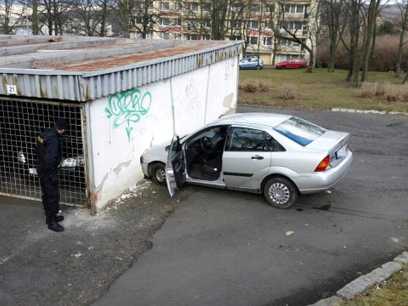 Auto narazilo do garáže, kde poškodilo uvnitř stojící vozidlo.