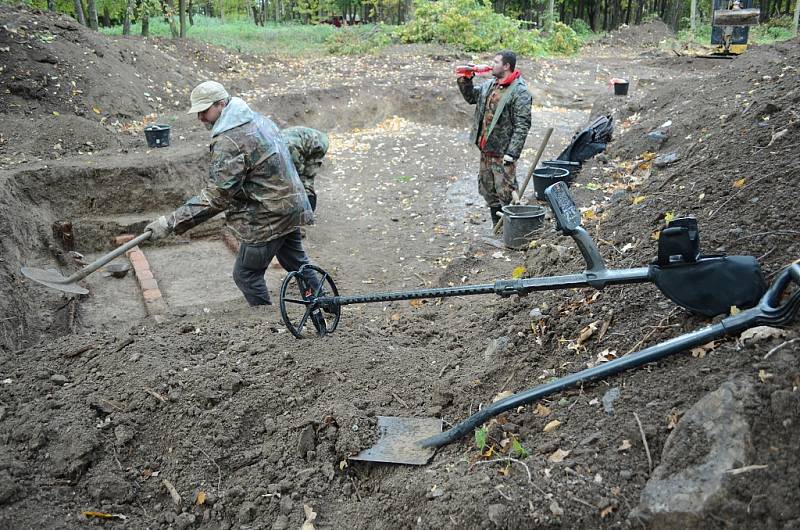 Archeologický výzkum v mosteckém parku Šibeník odhaluje pozůstatky protileteckého dělostřelectva, které tu měli za války nacisté kvůli obraně své chemičky u nedalekého Litvínova.