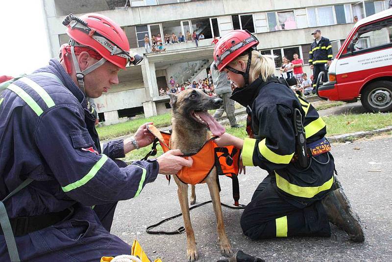 Záchranáři kynologické brigády IZS nacvičovali vyhledávání osob na chánovském sídlišti