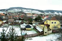 Obec Želenice u Mostu leží v údolí řeky Bíliny pod kopci Českého středohoří.