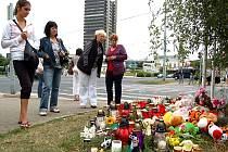 Lidé nosí na místo tragické události plyšáky, svíčky a květiny.