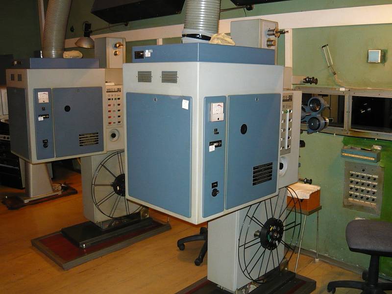 Promítací stroje MEOPTA 5XD - rok výroby 1986.
