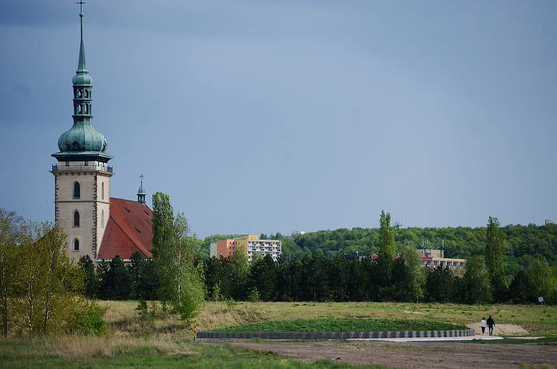 Jezero Most se už stává atrakcí, přestože přístup k vodě ještě není povolen kvůli výstavbě rekreačního zázemí na pobřeží.