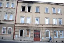 Opuštěný dům v ulici Tržní v Litvínově. Stavební úřad nařídil vlastníkovi, aby si dům zabezpečil.