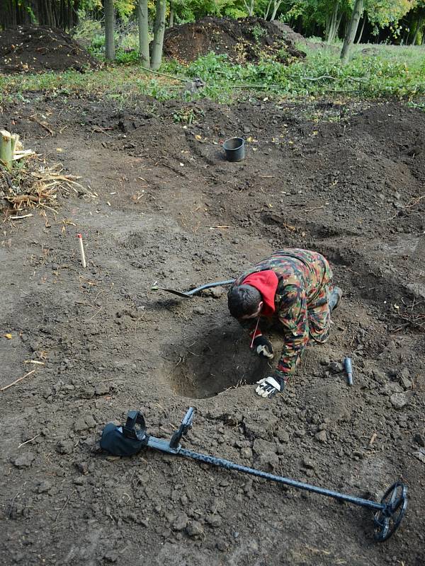 Archeologický výzkum v mosteckém parku Šibeník odhaluje pozůstatky protileteckého dělostřelectva, které tu měli za války nacisté kvůli obraně své chemičky u nedalekého Litvínova.