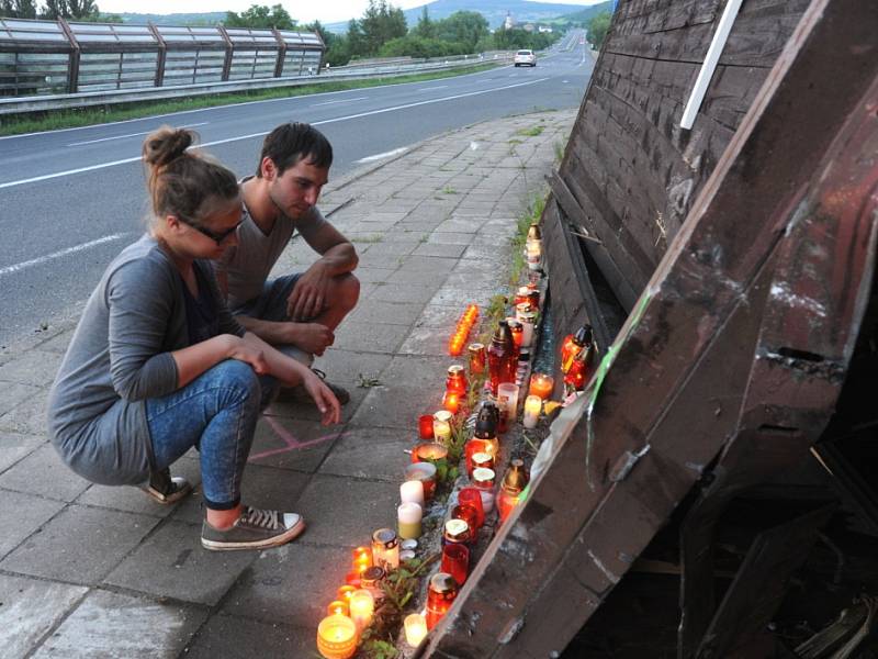 Ve večerních hodinách lidé nosili svíčky na místo havárie děvčat v přímém přenosu.