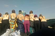 Osm aktivistů zůstává ve čtvrtek 31. října na střeše obřího bagru v dolu Vršany u Mostu, poblíž obytné zóny pod Resslem