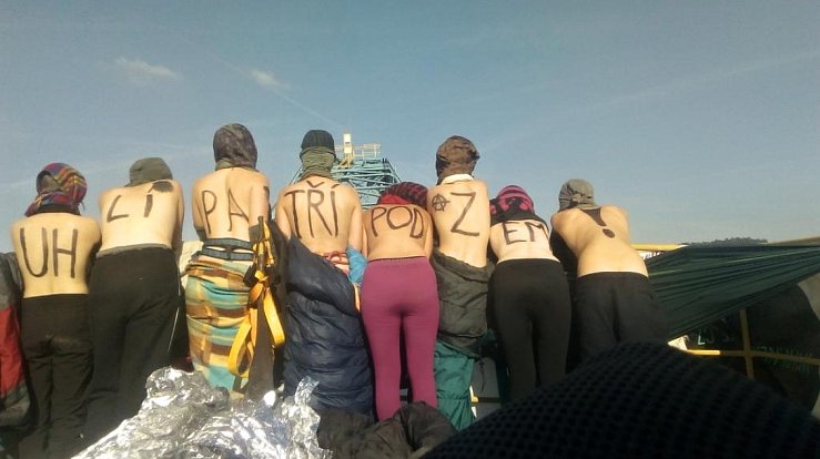 Osm aktivistů zůstává ve čtvrtek 31. října na střeše obřího bagru v dolu Vršany u Mostu, poblíž obytné zóny pod Resslem