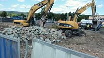 Zbouráním několika opuštěných objektů včetně bývalé restaurace Jáva začala u vlakového nádraží v Litvínově výstavba nového autobusového terminálu