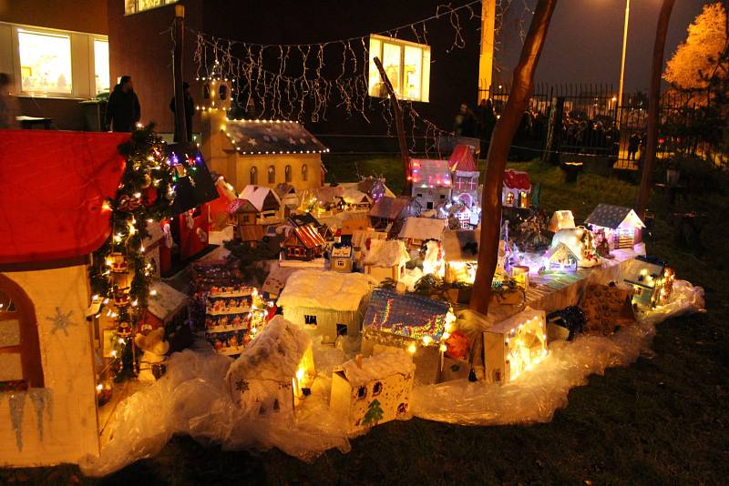 Mateřinka v Obrnicích má svítící vánoční městečko.