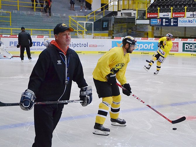 Trenér Radim Rulík cepuje hokejisty Litvínova od začátku týdne na ledu Zimního stadionu Ivana Hlinky.