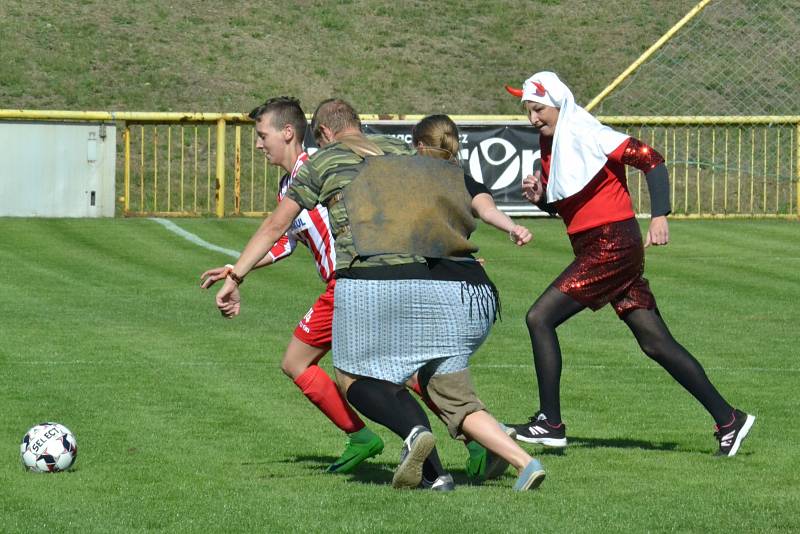 Na Souši celou sobotu probíhaly oslava sta let klubu. Fotbal hráli mladí, staří, herci a vše vyvrcholili gólově bohatým duelem Souš vs. Dobříš.