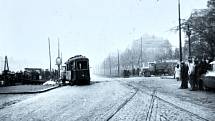 Dobové fotografie po nehodě úzkorozchodné tramvaje 1. listopadu 1960 v Mostě. 