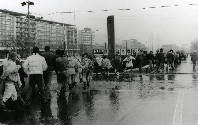 Fotografie jsou z generální stávky v Mostě 27. 11. 1989. 
