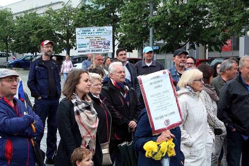 Na 150 odpůrců Andreje Babiše se v úterý zúčastnilo demonstrace v Mostě na 1. náměstí, kde vyjádřili podporu celostátní kampani Milion chvilek pro demokracii. Transparenty a proslovy kritizovali předsedu vlády, který se podle nich chová jako monarcha a mě