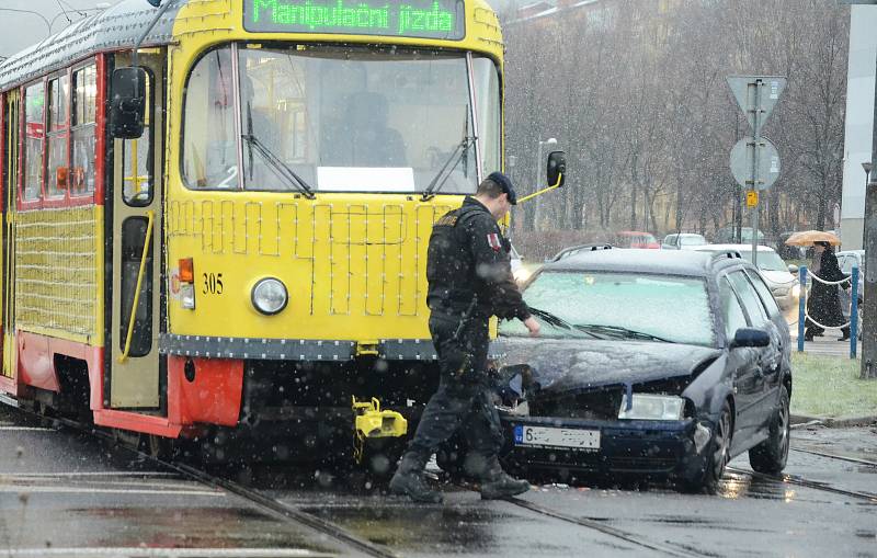 Kolem půl osmé do sebe u nádraží v Mostě nabouraly osvětlená Vánoční tramvaj a osobní auto.