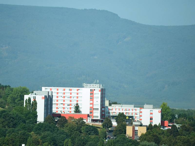 Mostecká nemocnice na pozadí Krušných hor.