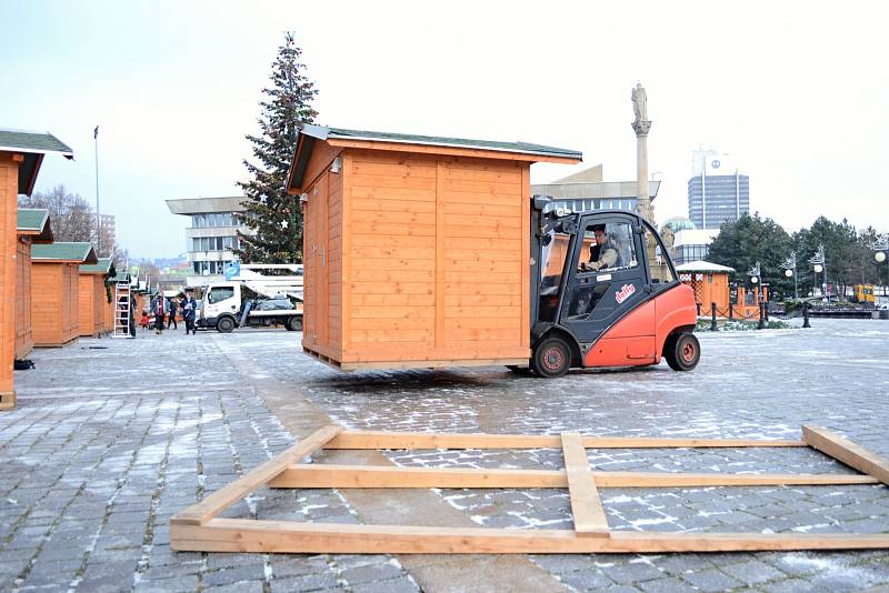 Město Most rozšířilo Vánoční trh na 1. náměstí o další stánky a rozmístilo je podle nařízených rozestupů.