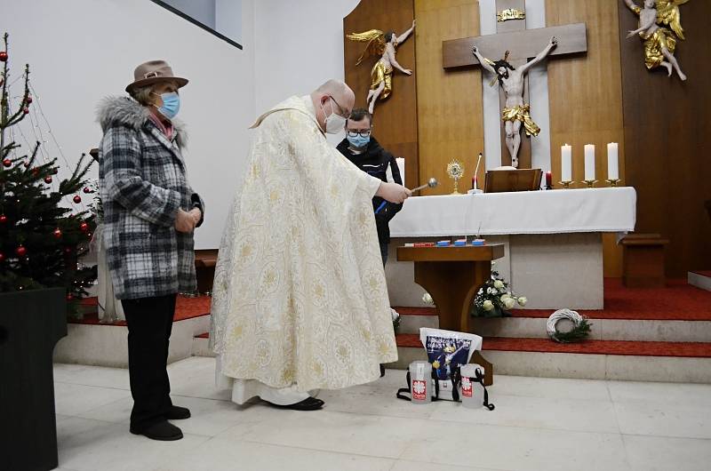 Děkan Leo Gallas požehnal v kostele svatého Václava v Mostě Tříkrálové sbírce