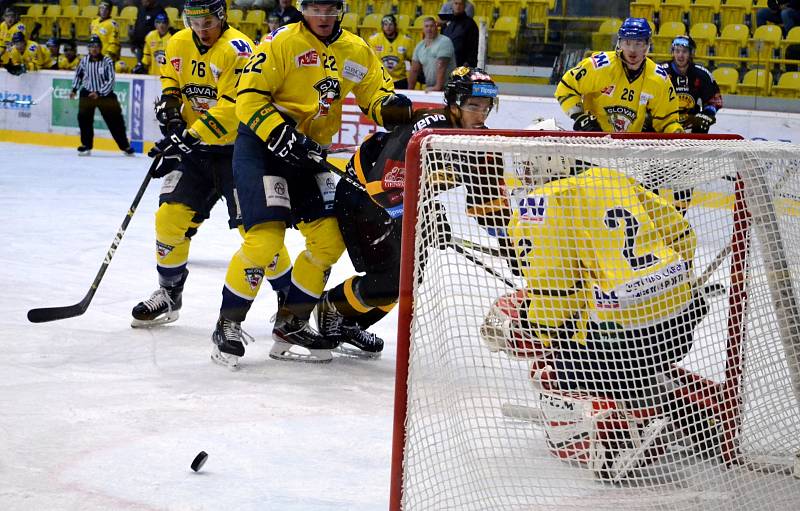 Generálka na novou extraligovou sezonu skončila výhrou Litvínova (v černém) 2:1.