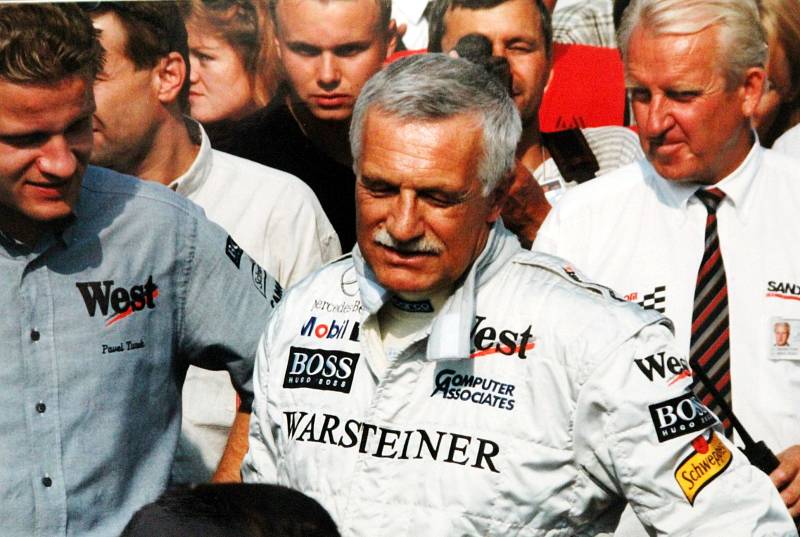 Před 24 lety, 20. srpna 1998, měla v Mostě světovou premiéru dvousedadlová F1.