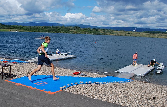 První závod v ČR ve veslařském plážovém sprintu na jezeru Most v neděli 8. srpna.