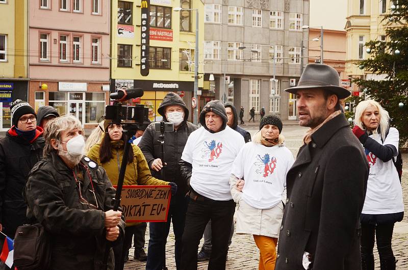 Aktivista David Tesař na protivládní demonstraci v Ústí nad Labem.