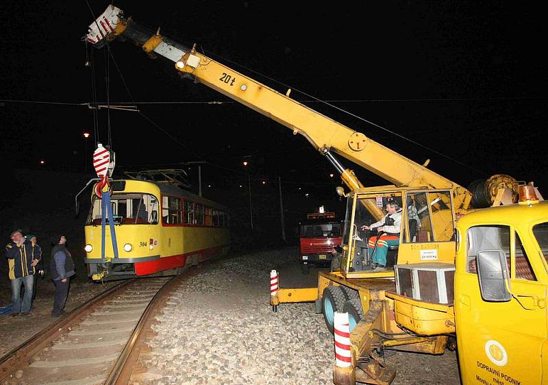 Vykolejenou tramvaj dostal zpět na koleje přivoalný autojeřáb