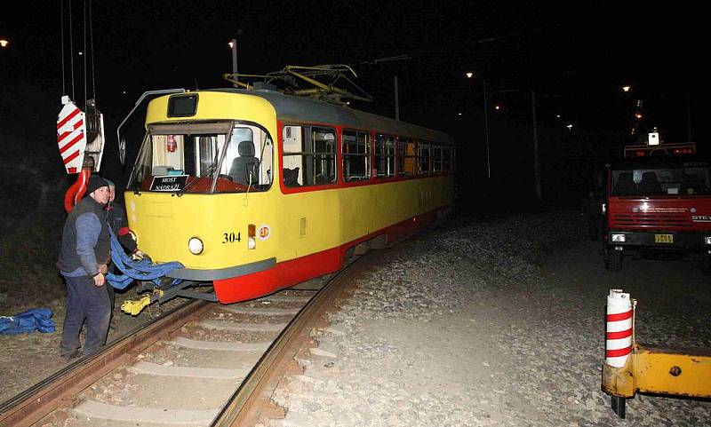 Vykolejenou tramvaj dostal zpět na koleje přivoalný autojeřáb