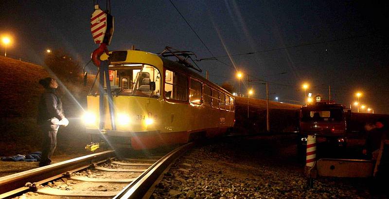 Vykolejenou tramvaj dostal zpět na koleje přivoalný autojeřáb