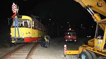 Vykolejenou tramvaj dostal zpět na koleje přivoalný autojeřáb