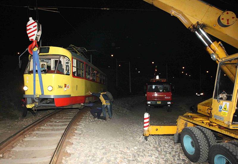 Vykolejenou tramvaj dostal zpět na koleje přivoalný autojeřáb