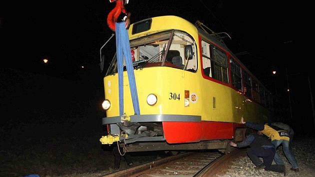 Vykolejenou tramvaj dostal zpět na koleje přivoalný autojeřáb