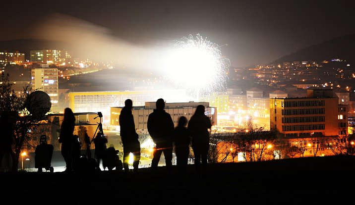 Silvestrovský ohňostroj při vítání roku 2021 v Mostě