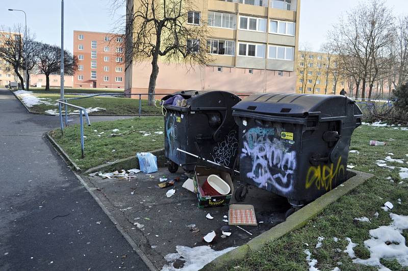 Popelnice bez přístřešků v Mostě vypadají hrozně, jako pěst na oko