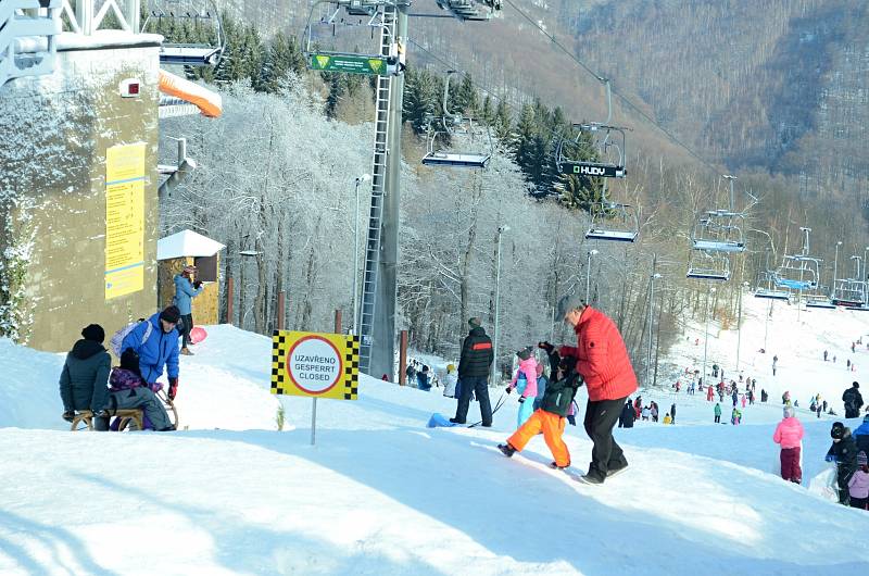 Sjezdovku na Klínech v Krušných horách ve středu 30. prosince opět využili rekreanti z různých regionů