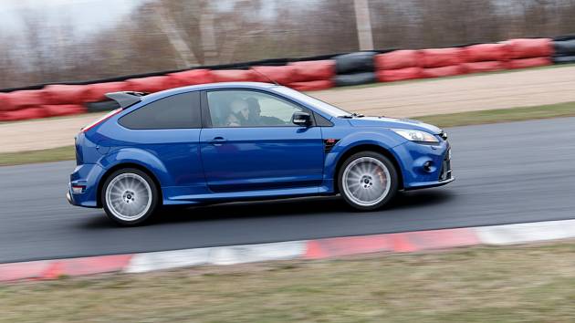 Autodrom zve řidiče na jízdy po okruhu.