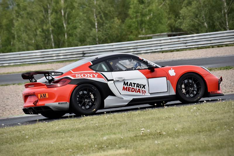 ADAC GT Masters na mosteckém autodromu. Celý víkend se tady bude závodit.