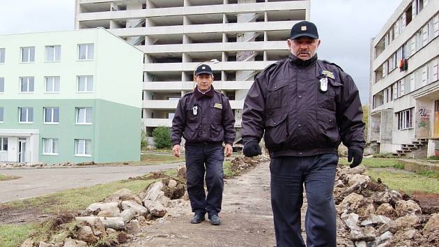 Peter Bažo (vpravo) z městské hlídky kráčí Chánovem. To byl rok 2012. Práci si udržel a v srpnu se stal lídrem Mostečanů Mostu.