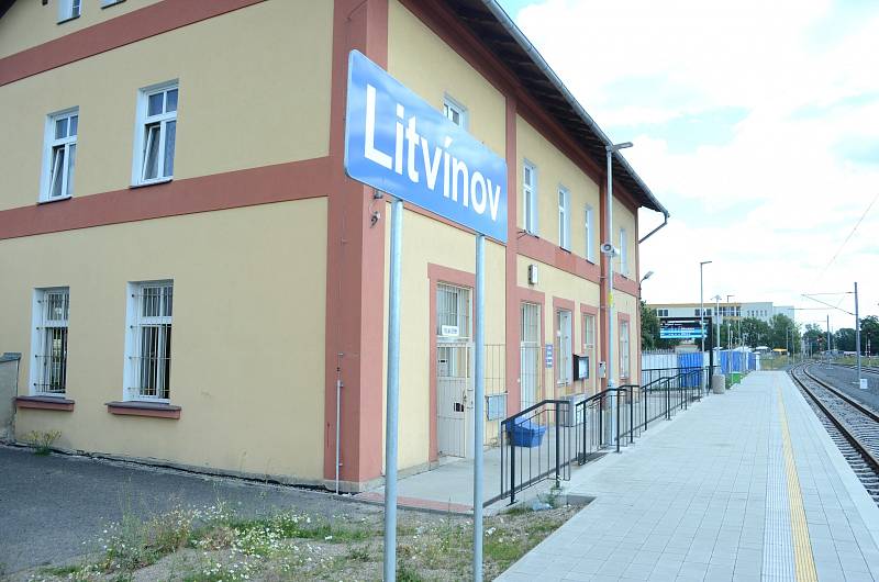 Zbouráním několika opuštěných objektů včetně bývalé restaurace Jáva začala u vlakového nádraží v Litvínově výstavba nového autobusového terminálu