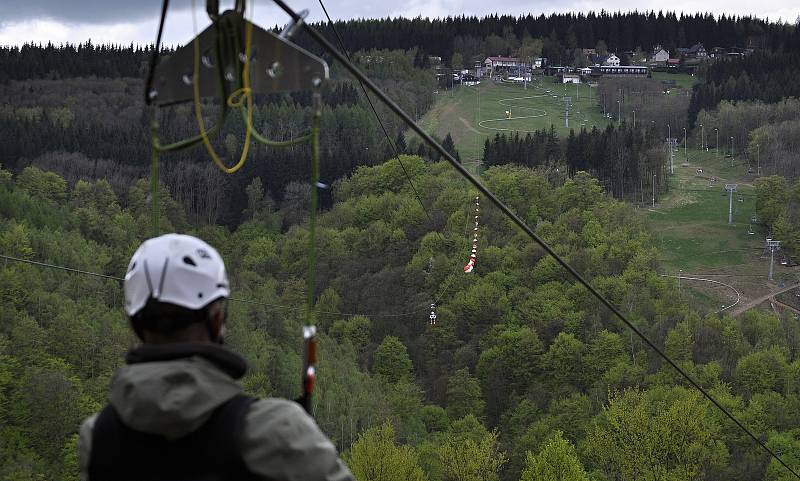 Ve Sport areálu Klíny v Krušných horách na Mostecku zprovoznili lanový skluz (zipline) přes Šumenské údolí.