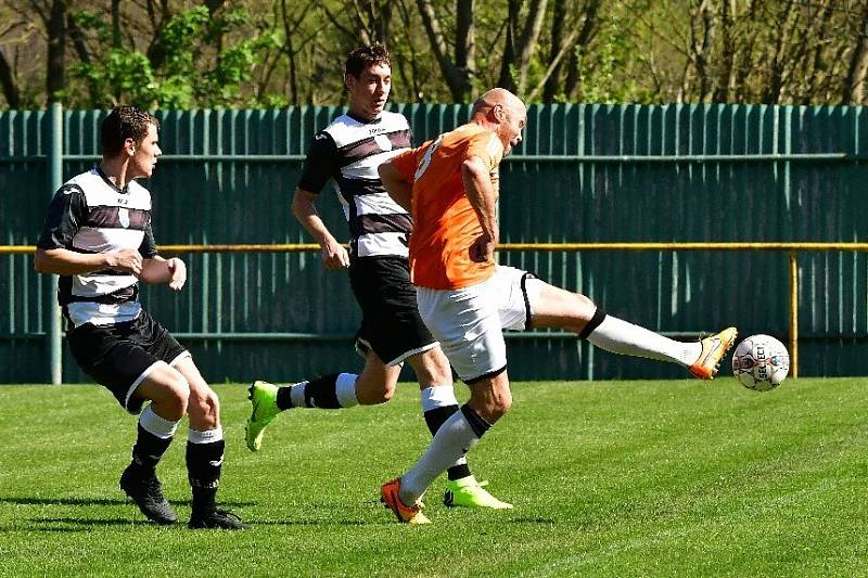 Meziboří (v oranžovém) na velikonoční neděli doma vypráskalo 5:0 Dobkovice.