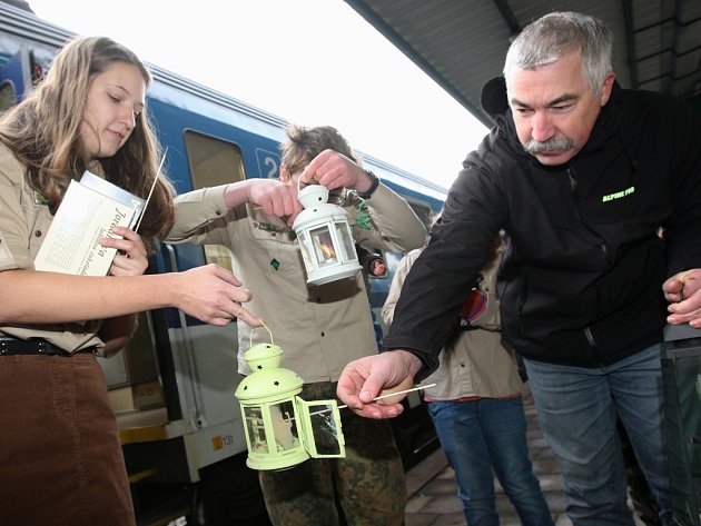 Rozvoz Betlémského světla začne na Mostecku krátce před Vánoci.  