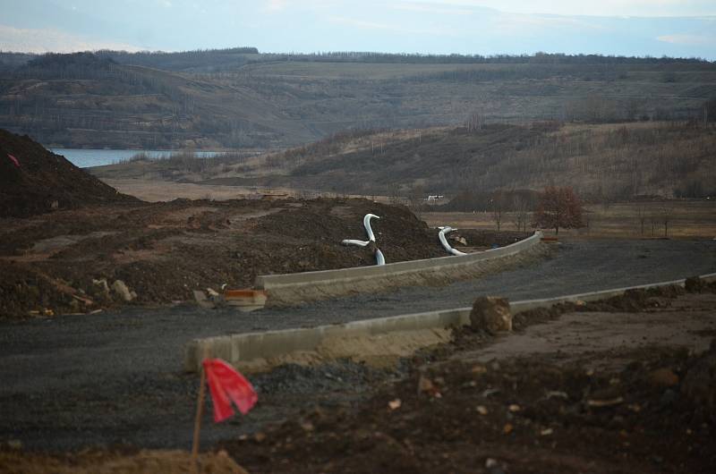 Jezero Most je stále zavřené, ale krajina se staveništi láká k procházkám