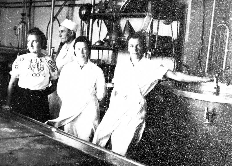 Ženy v kantýně chemického závodu v době II. sv. války.