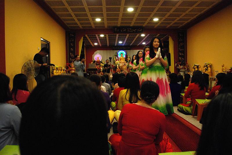 Vietnamská komunita oslavila v Buddhistickém kulturním centru Pagoda Most významný svátek Vesak.