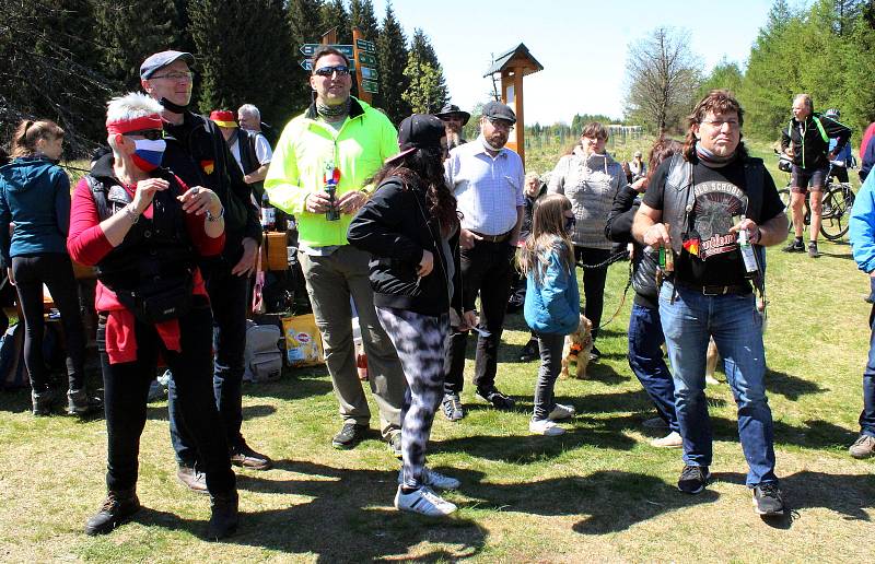 V sobotu 16. května státní hranice opět na chvíli nerozdělovala, ale spojovala. Lidé z pohraničí, kteří chtějí konec uzavřených hranic, se podruhé sešli. Na Mostecku se tak stalo nedaleko krušnohorské obce Klíny.