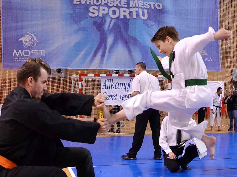 Mostecká sportovní hala hostí šampionát Allkampf - Jitsu.